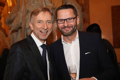 Feier der "Journalisten des Jahres" 2016, Österreich: Johann Oberauer ("Journalist"-Herausgeber) und Martin Himmelbauer (Casinos Austria)