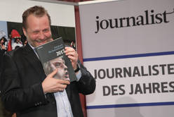 Martin Staudinger ("Profil") mit dem "Jahrbuch für Journalisten".