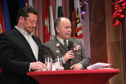Moderator Michael Lang ("APA) und Oberst Stefan Koutnik.