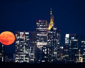 Erdbeermond über Frankfurt