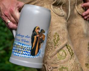 Wiesn-Wirte präsentieren ihren Oktoberfestbierkrug 2025