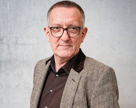 Mit Schutzhelm: „Politico“-Reporter Romanus Otte meldet sich nach Unfall zurück