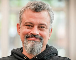 „Wir wollten wissen, warum sie in dieses Chaos zurückkehren“ – Jan Jessen über ein Dorf im Krieg